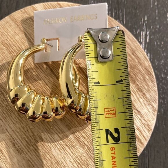 NWT Fashion Earrings Textured Hoop Earrings -‎ Gold tone - Picture 6 of 9